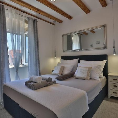 Apartments Angela With Old Town View Split Exterior foto