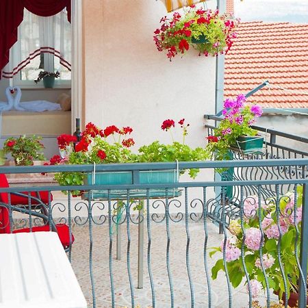 Apartments Angela With Old Town View Split Exterior foto